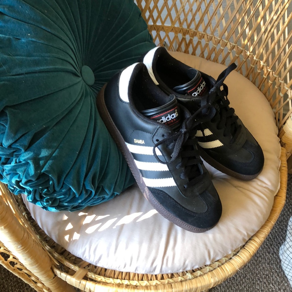 Samba adidas youth 6 (women’s 7.5)